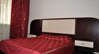 Гостиница Старый Двор Нальчик Стандартный двухместный номер с 1 кроватью или 2 отдельными кроватями-1